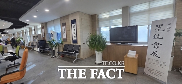 금산군청 민원실 갤러리에 전시된 제10회 묵가회전 작품들 모습. /금산군