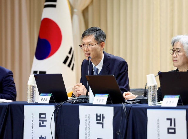 문형배 전 헌법재판소장 권한대행이 11일 오전 서울 서초구 서울법원종합청사에서 열린 '국민을 위한 사법제도 개편' 공청회에서 '대한민국 사법부가 나아갈 길'을 주제로 발언하고 있다./대법원