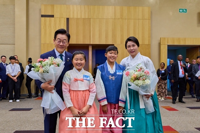 이재명 대통령과 영부인 김혜경 여사가 11월 23일(현지시간) 남아프리카공화국 요하네스버그 한 호텔에서 열린 동포 오찬 간담회에서 아이들과 사진을 찍고 있다. /대통령실