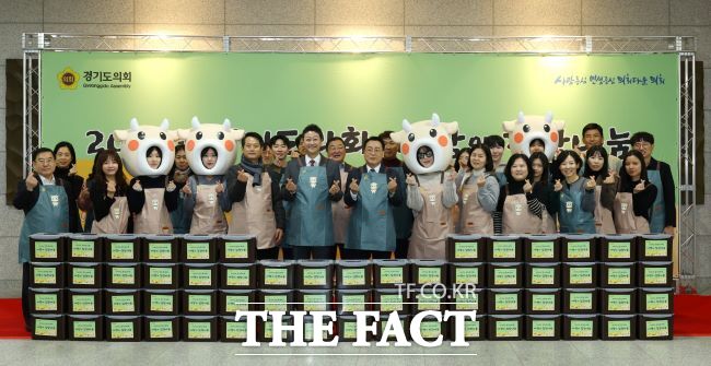 11일 경기도의회가 사랑의 김장 나눔 행사를 통해 지역 취약계층에게 김장김치 400상자를 전달했다. /경기도의회