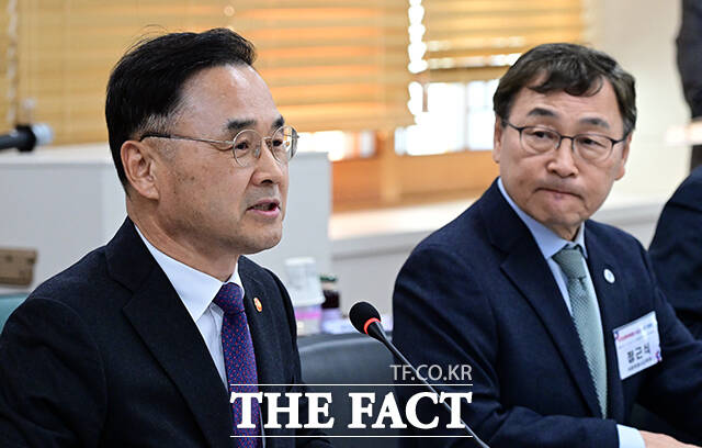 차정인 국가교육위원장(왼쪽 두 번째), 강은희 전국시도교육감협의회 회장(대구광역시교육감), 정근식 서울시교육감이 11일 오후 서울 종로구 정부서울청사에서 열린 시도교육감과의 간담회에 참석해 기념촬영을 하고 있다. /임영무 기자