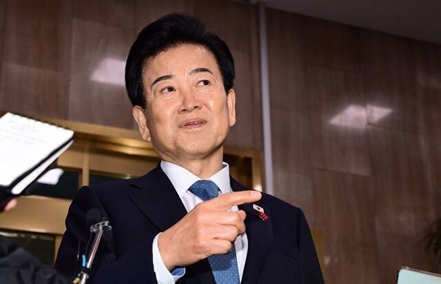 정동영 통일부 장관은 외교부가 미국과 추진 중인 대북정책 공조 회의에 대해 협의 주체는 통일부라고 지난 10일 밝혔다. 반면 외교부는 이튿날인 11일 관련 주체가 통일부가 아닌 외교부라는 취지의 입장을 내놨다. 정 장관은 국가안전보장회의(NSC) 구성과 한미연합훈련 문제에 대해선 위성락 국가안보실장과 이견을 보였다. /뉴시스