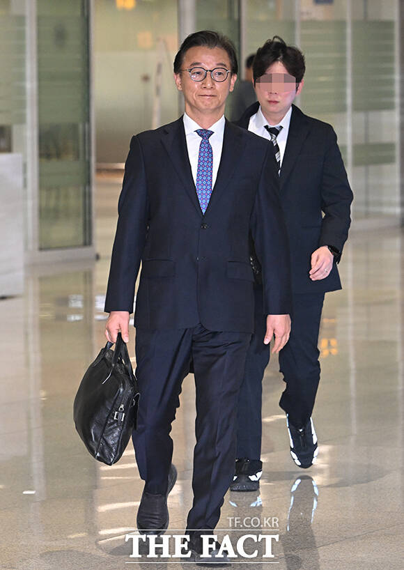 통일교 측으로부터 금품 수수 의혹을 받는 전재수 해양수산부 장관이 11일 오전 인천국제공항을 통해 귀국하며 입장을 밝히고 있다. /인천국제공항=박헌우 기자