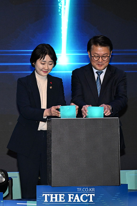 '삼성 희망 디딤돌 10주년 기념식' 개회사 하는 박승희 삼성전자 CR담당 사장.