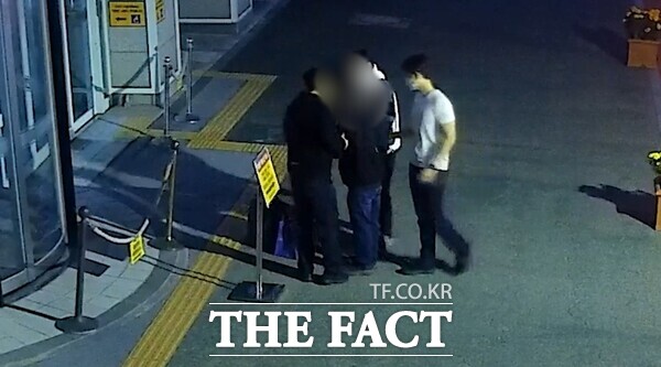 둔산지구대 소속 경찰관들이 보이스피싱 현금 수거책을 대전시청 앞에서 검거하고 있는 모습. /대전경찰청