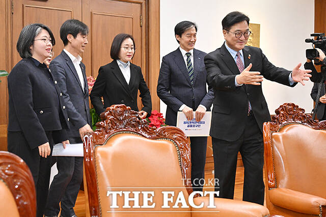 우원식 국회의장(가운데)이 11일 오전 서울 여의도 국회 의장집무실에서 열린 개혁진보 4당 정치개혁 연석회의 면담에 참석해 용혜인 기본소득당 대표, 조국 조국혁신당 대표, 김재연 진보당 상임대표, 한창민 사회민주당 대표(왼쪽부터)와 공동요구안을 들고 기념촬영하고 있다. /국회=배정한 기자