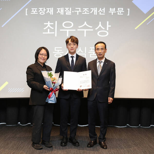 동서식품은 한국포장재재활용사업공제조합이 주최하고 환경부와 한국환경공단이 후원하는 '2025년도 순환 경제 ESG 패키징 공모전'에서 포장재 재질·구조 개선 부문 최우수상을 수상했다. /동서식품