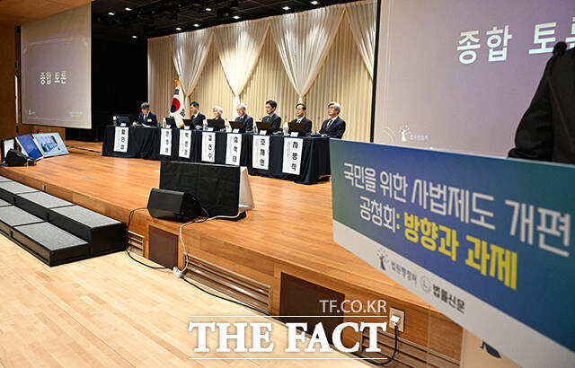 문형배 전 헌법재판소장(왼쪽)이 11일 오전 서울 서초구 서울법원종합청사에서 열린 '국민을 위한 사법제도 개편' 공청회에 참석해 모두발언을 하고 있다. /박헌우 기자