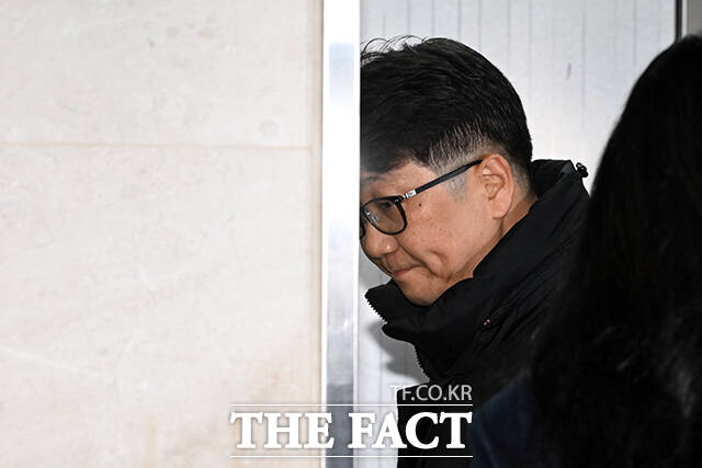 쿠팡 외압 의혹을 폭로한 문지석 검사가 11일 오전 서울 서초구 센트로빌딩 사무실에 마련된 관봉권 쿠팡 특검 사무실에 출석하고 있다. /서예원 기자