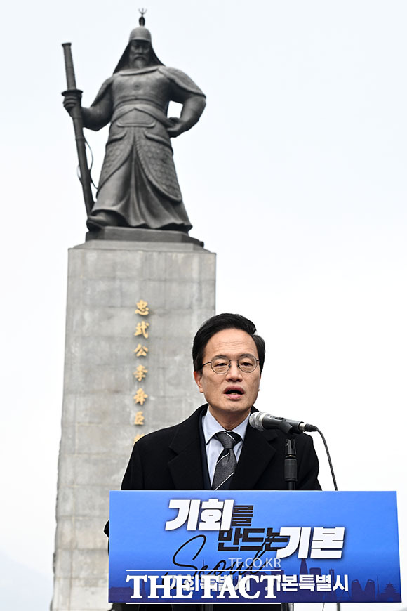 '서울의 중심 광화문광장에서 서울시장을 외치다' 서울시장 출마선언한 박주민 의원.