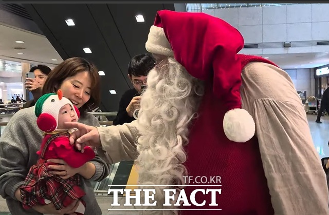11일 오승혁의 현장은 인천국제공항에서 핀란드 공인 산타클로스를 만났다. 산타클로스 공식 항공사로 40년 넘게 일하고 있는 핀에어 항공기를 타고 한국을 찾은 산타클로스가 아이에게 인사하고 있다. /인천국제공항=오승혁 기자