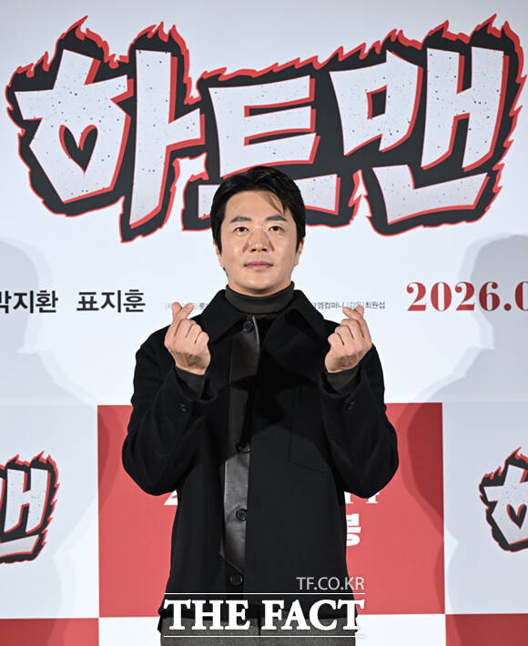 배우 권상우와 박지환, 표지훈(왼쪽부터)이 11일 서울 광진구 롯데시네마 건대입구에서 열린 영화 '하트맨' 제작보고회에 참석해 극 중 선보인 춤을 추고 있다.