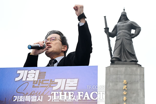 박주민 더불어민주당 의원이 11일 오전 서울 종로구 광화문광장에서 서울시장 출마 선언을 하고 있다. /남용희 기자