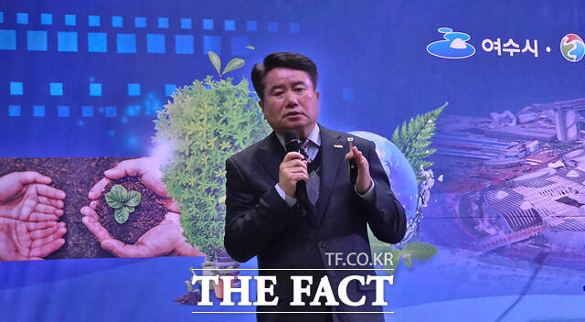 이상훈 여수선언실천위원회 이사장이 10일 히든베이호텔 그랜드볼룸에서 여수선언의 의미를 되새기며 인사말을 하고 있다. /고병채 기자