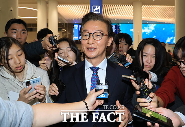 통일교 측으로부터 금품 수수 의혹을 받는 전재수 해양수산부 장관이 11일 오전 인천국제공항을 통해 귀국하며 입장을 밝히고 있다. /인천국제공항=박헌우 기자