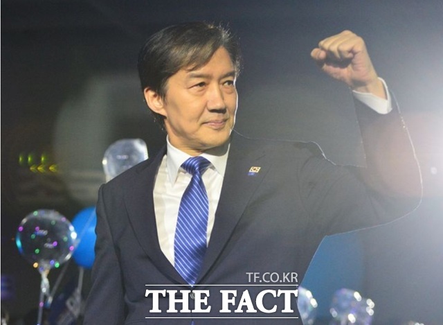 2022년 8월19일 서울중앙지법 311호 중법정. 조국 전 법무부 장관과 정경심 전 동양대 교수의 자녀 입시 비리에 대한 의혹을 따지는 속행 공판 기일이 열렸다. 지난달 23일 충북 청주 오스코에서 열린 조국혁신당 2025전국당원대회에서 조국 당대표 후보가 입장하고 있다. /뉴시스