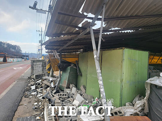 11일 오전 6시쯤 영주시 부석면 감곡1리에서 차량이 민가 담장을 들이받는 교통사고가 발생했다. /김성권 기자