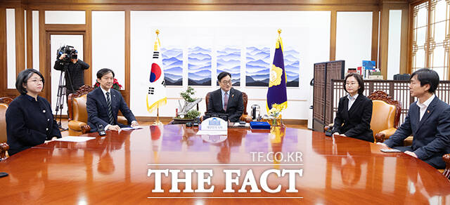 우원식 국회의장(가운데)이 11일 오전 서울 여의도 국회 의장집무실에서 열린 개혁진보 4당 정치개혁 연석회의 면담에 참석해 용혜인 기본소득당 대표, 조국 조국혁신당 대표, 김재연 진보당 상임대표, 한창민 사회민주당 대표(왼쪽부터)와 공동요구안을 들고 기념촬영하고 있다. /국회=배정한 기자