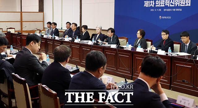 정기현 의료혁신위원회 위원장(가운데)이 11일 오전 서울 종로구 정부서울청사에서 열린 제1차 의료혁신위원회 참석해 발언을 하고 있다. /임영무 기자