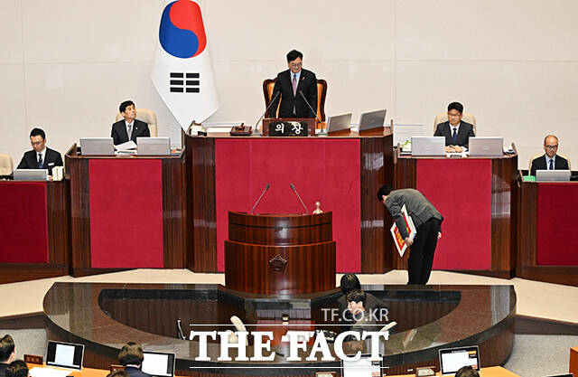 곽규택 국민의힘 의원이 11일 오후 서울 여의도 국회에서 열린 본회의에 참석해 형사소송법 일부개정법률안(대안)에 대한 무제한토론(필리버스터)를 하고 있다. /국회=배정한 기자