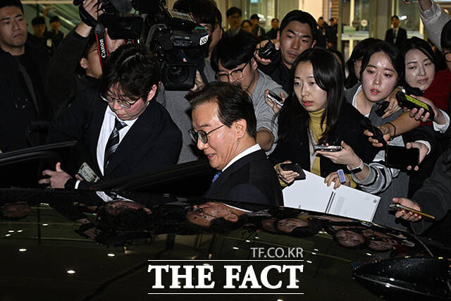 통일교 측으로부터 금품 수수 의혹을 받는 전재수 해양수산부 장관이 11일 오전 인천국제공항을 통해 귀국하며 입장을 밝히고 있다. /인천국제공항=박헌우 기자