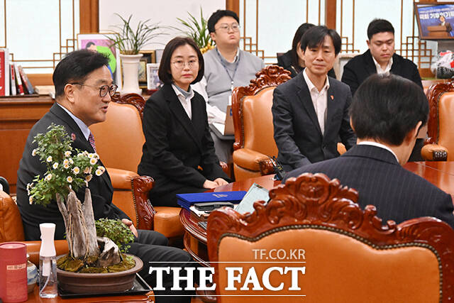 우원식 국회의장(가운데)이 11일 오전 서울 여의도 국회 의장집무실에서 열린 개혁진보 4당 정치개혁 연석회의 면담에 참석해 용혜인 기본소득당 대표, 조국 조국혁신당 대표, 김재연 진보당 상임대표, 한창민 사회민주당 대표(왼쪽부터)와 공동요구안을 들고 기념촬영하고 있다. /국회=배정한 기자