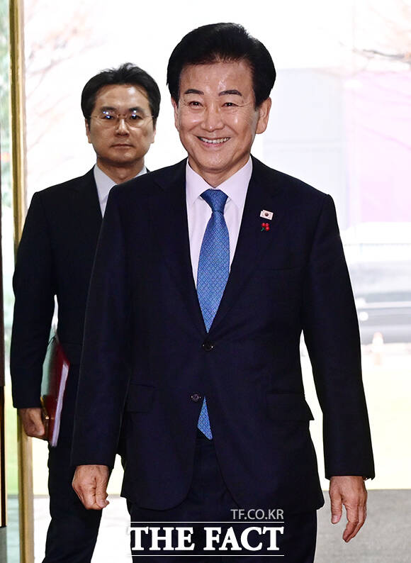 통일교 금품수수 의혹 당사자로 지목된 정동영 통일부 장관이 11일 오전 서울 종로구 정부서울청사로 출근하며 취재진의 질문에 답변하고 있다. /임영무 기자