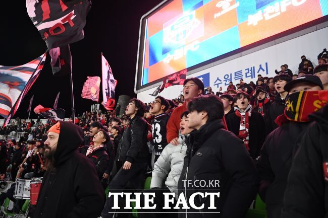 부천FC 서포터즈들이 승강전에서 응원하는 모습. /부천시