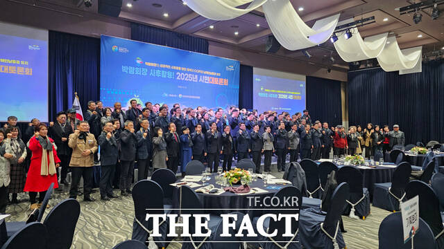 10일 히든베이호텔 그랜드볼룸에서 열린 여수선언실천위원회 시민대토론회에서 참석자들이 COP33 남해안 남중권 유치와 박람회장 사후활용 성공을 다짐하며 주먹을 들고 구호를 외치고 있다. /고병채 기자