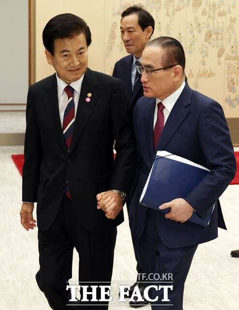 정 장관은 전날 기자간담회에서 NSC 구성 문제와 한미연합훈련과 관련해서도 위 실장과 이견을 보였다. 사진은 정 장관과 위 실장. /뉴시스