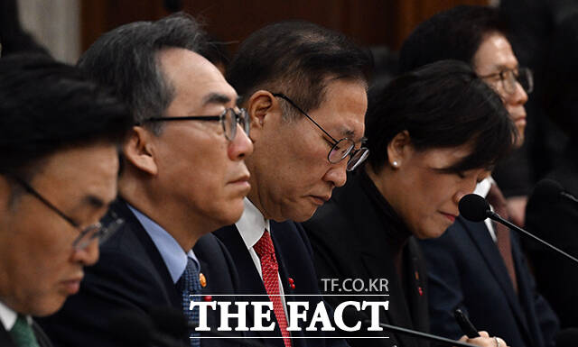 박성재 법무부 장관이 2024년 12월 10일 오전 서울 종로구 정부서울청사에서 윤 대통령 탄핵안 표결 무산 이후 첫 국무회의에 참석해 한덕수 국무총리의 발언을 듣고 있다. /임영무 기자