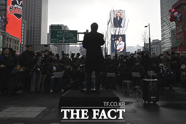 박 의원이 선거 출마를 선언하는 모습.