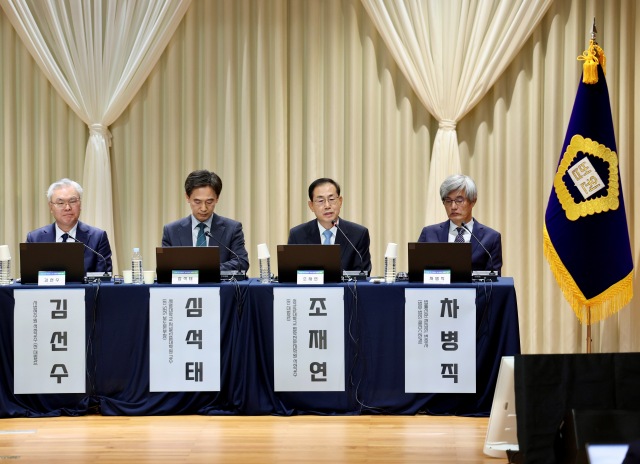 11일 오전 서울 서초구 서울법원종합청사에서 열린 '국민을 위한 사법제도 개편' 공청회에서 '대한민국 사법부가 나아갈 길'을 주제로 종합토론이 열리고 있다./대법원