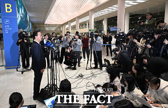 통일교 측으로부터 금품 수수 의혹을 받는 전재수 해양수산부 장관이 11일 오전 인천국제공항을 통해 귀국하며 입장을 밝히고 있다. /인천국제공항=박헌우 기자