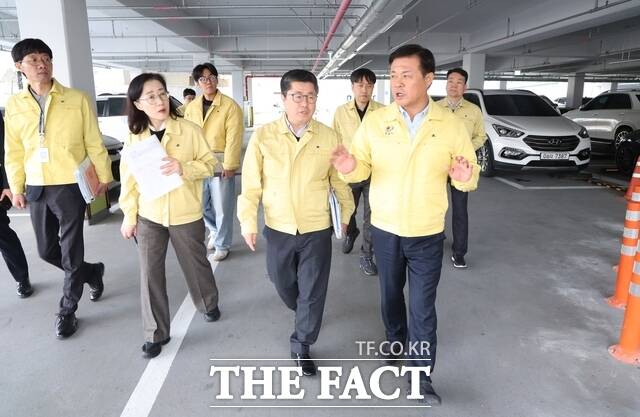10일 이학수 정읍시장(오른쪽)이 관내 유료 공영주차장 14개소를 잇달아 찾은 가운데 시민이 체감할 수 있도록 좁은 출입구의 진입 곤란 등에 대해 즉각적인 개선을 지시하고 있다. /정읍시