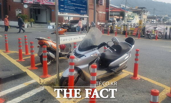 주인 없는 번호 미상 이륜차가 방치된 모습. /금산군