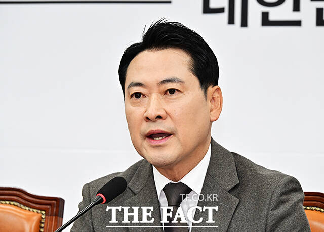 장동혁 국민의힘 대표(가운데)가 11일 오전 서울 여의도 국회에서 열린 최고위원회의에 참석해 모두발언을 하고 있다. /국회=배정한 기자