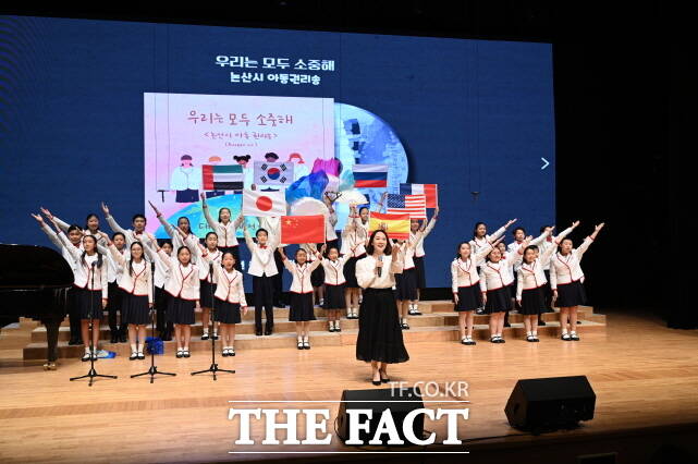 논산시가 제작한 아동권리송을 대전월드비전합창단이 참여해 녹음 하고 있다. /논산시