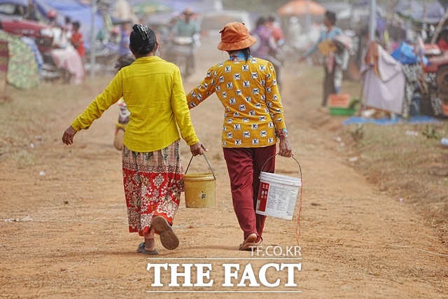 정부는 최근 캄보디아·태국 무력 충돌에 대화를 통한 사태 해결을 촉구했다. 사진은 캄보디아·태국 무력 충돌로 대피한 캄보디아 피란민들. /뉴시스