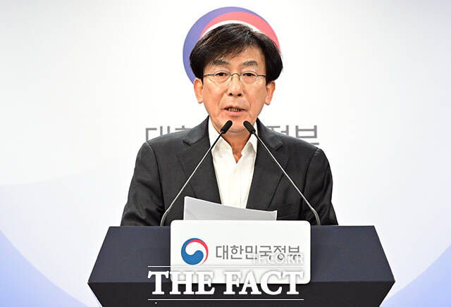 정기현 의료혁신위원회 위원장이 11일 오후 서울 종로구 정부서울청사에서 제1차 의료혁신위원회 논의 결과 및 향후 계획을 브리핑하고 있다. /임영무 기자