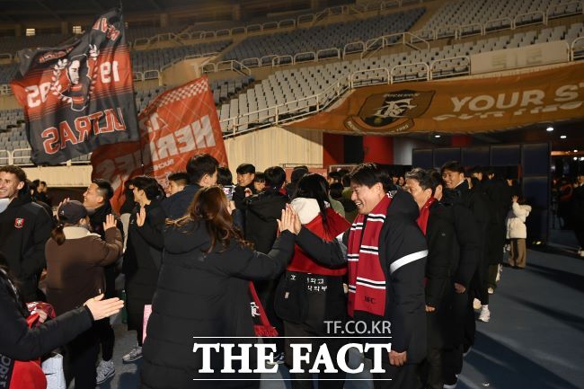 조용익 부천시장이 부천FC의 K리그1 승강 확정 뒤 팬들과 축하를 나누고 있다. /부천시