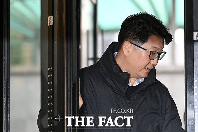 쿠팡 외압 의혹을 폭로한 문지석 검사가 11일 오전 서울 서초구 센트로빌딩 사무실에 마련된 관봉권 쿠팡 특검 사무실에 출석하고 있다. /서예원 기자