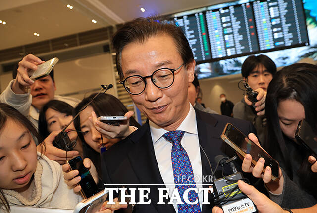 이재명 대통령은 11일 오후 통일교 금품 수수 의혹이 불거진 전재수 해양수산부 장관 면직안을 재가했다 통일교 금품 수수 의혹을 받는 전 장관이 11일 오전 인천국제공항을 통해 귀국해 입장 발표를 마치고 공항을 나서고 있다. /인천국제공항=박헌우 기자