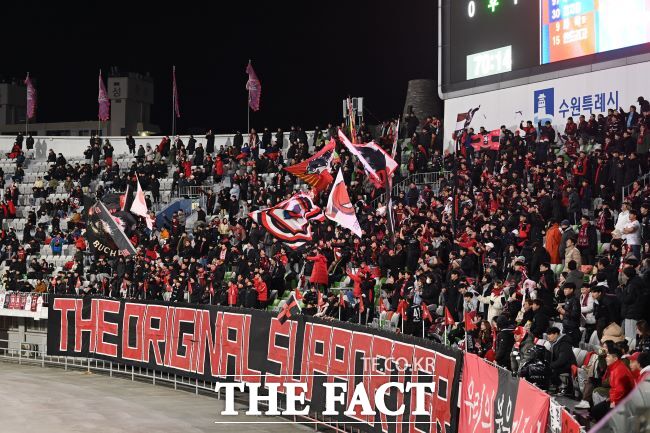 부천FC 서포터즈들이 승강전에서 응원하는 모습. /부천시