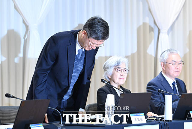 문형배 전 헌법재판소장(왼쪽)이 11일 오전 서울 서초구 서울법원종합청사에서 열린 '국민을 위한 사법제도 개편' 공청회에 참석해 모두발언을 하고 있다. /박헌우 기자