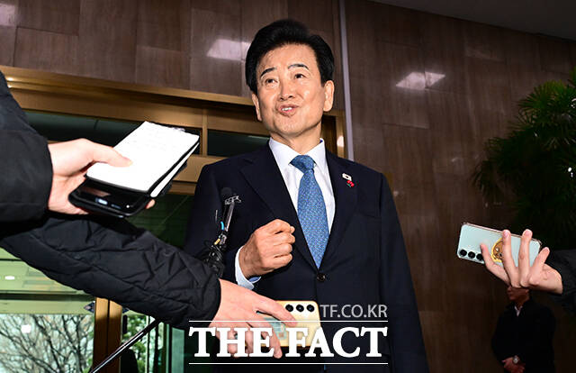 통일교 금품수수 의혹 당사자로 지목된 정동영 통일부 장관이 11일 오전 서울 종로구 정부서울청사로 출근하며 취재진의 질문에 답변하고 있다. /임영무 기자