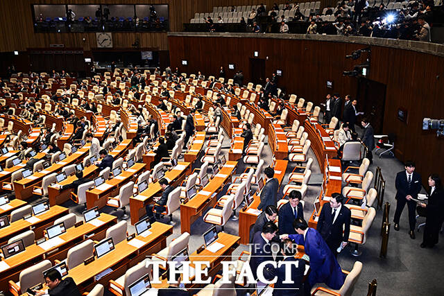 곽규택 국민의힘 의원이 11일 오후 서울 여의도 국회에서 열린 본회의에 참석해 형사소송법 일부개정법률안(대안)에 대한 무제한토론(필리버스터)를 하고 있다. /국회=배정한 기자