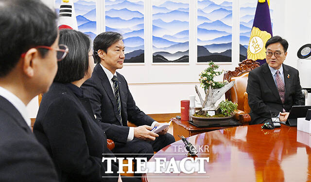 우원식 국회의장(가운데)이 11일 오전 서울 여의도 국회 의장집무실에서 열린 개혁진보 4당 정치개혁 연석회의 면담에 참석해 용혜인 기본소득당 대표, 조국 조국혁신당 대표, 김재연 진보당 상임대표, 한창민 사회민주당 대표(왼쪽부터)와 공동요구안을 들고 기념촬영하고 있다. /국회=배정한 기자