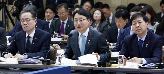 임광현(가운데) 국세청장이 11일 세종시 정부세종컨벤션센터에서 열린 '2026년 대도약하는 경제, 신뢰받는 데이터' 기획재정부(국세청·관세청·조달청)-국가데이터처 업무보고에서 답변하고 있다. /뉴시스