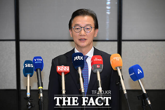 통일교 측으로부터 금품 수수 의혹을 받는 전재수 해양수산부 장관이 11일 오전 인천국제공항을 통해 귀국하며 입장을 밝히고 있다. /인천국제공항=박헌우 기자